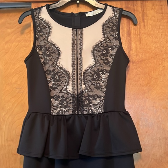 Women's Malloy Short Sleeve Sheath Dress with Lace Bodice Detail - Picture 3 of 11